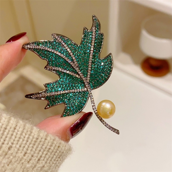 VQ Leaf Brooch - Picture 2 of 5